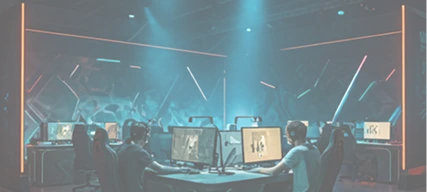 Nowoczesna przestrzeń do ćwiczeń e-sportowych z wieloma graczami siedzącymi przy stanowiskach do gier, wyposażonymi w monitory i zestawy słuchawkowe, w futurystycznym otoczeniu oświetlonym neonami.